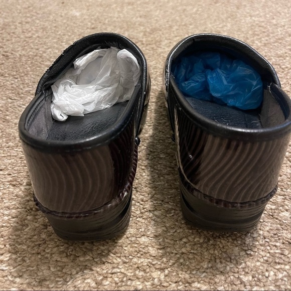 Dansko Womens Dansko XP Black Swirl Patent Leather Clogs size 37 - Picture 6 of 9